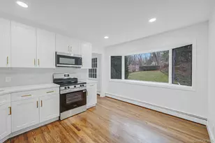 7 Spruce Ct, Huntington, NY 11743 - Photo 9