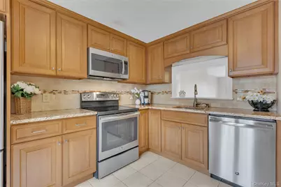 203 Williamsburg Drive, Mahopac, NY 10541 - Photo 11