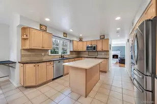 10 Hunting Hill Rd, Woodbury, NY 11797 - Photo 3