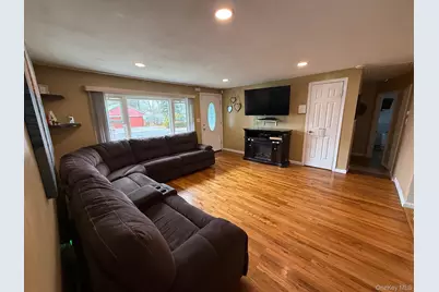 373 Port Avenue, Ronkonkoma, NY 11779 - Photo 5