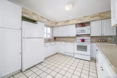 158 Roosevelt Avenue, Freeport, NY 11520 - Photo 7
