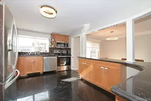 332 Sea Cliff St, Islip Terrace, NY 11752 - Photo 11