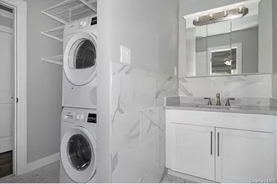 164 W Montauk Highway #2, Hampton Bays, NY 11946 - Photo 7