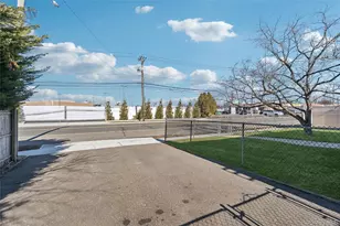 2036 Front St, East Meadow, NY 11554 - Photo 23