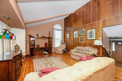 15 Elaine Place, Plainview, NY 11803 - Photo 9