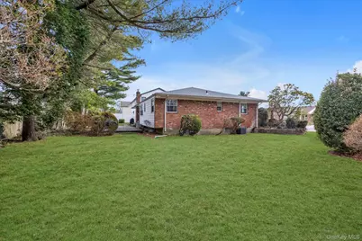 654 Oakwood Court, Westbury, NY 11590 - Photo 19