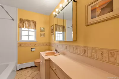 654 Oakwood Court, Westbury, NY 11590 - Photo 15