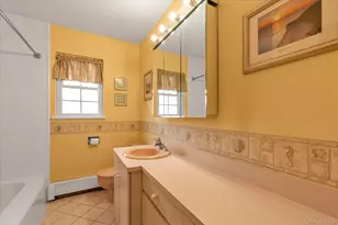 654 Oakwood Ct, Westbury, NY 11590 - Photo 15