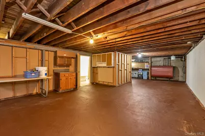 654 Oakwood Court, Westbury, NY 11590 - Photo 17