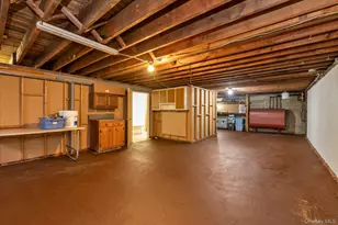 654 Oakwood Ct, Westbury, NY 11590 - Photo 17