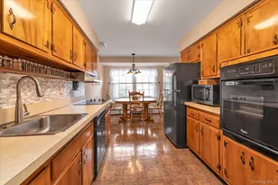 654 Oakwood Ct, Westbury, NY 11590 - Photo 9