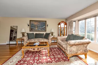 654 Oakwood Court, Westbury, NY 11590 - Photo 5