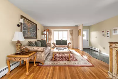 654 Oakwood Court, Westbury, NY 11590 - Photo 3