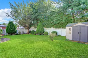 121 6th St, Hicksville, NY 11801 - Photo 23