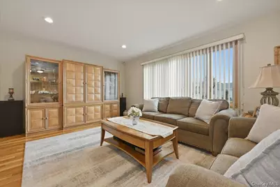 19 Keswick Lane, Plainview, NY 11803 - Photo 7