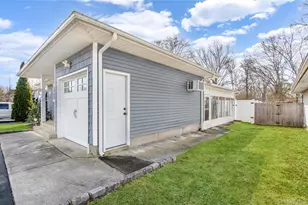 58 Pentmoor Dr, Mastic, NY 11950 - Photo 3