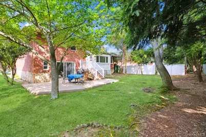 72 Winthrop Road, Plainview, NY 11803 - Photo 5