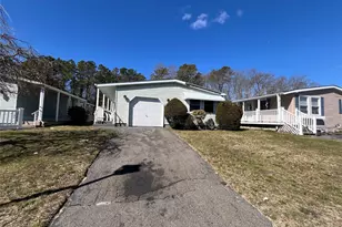 75 Village Cir W, Manorville, NY 11949 - Photo 9