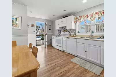 21 Locust Street, Riverhead, NY 11901 - Photo 7