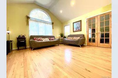 15 Walters Avenue, Syosset, NY 11791 - Photo 5