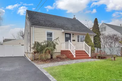 449 N Indiana Avenue, Lindenhurst, NY 11757 - Photo 3