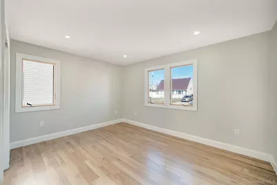 9 Park E, New Hyde Park, NY 11040 - Photo 17