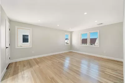 9 Park E, New Hyde Park, NY 11040 - Photo 23