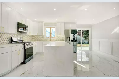 9 Park E, New Hyde Park, NY 11040 - Photo 9