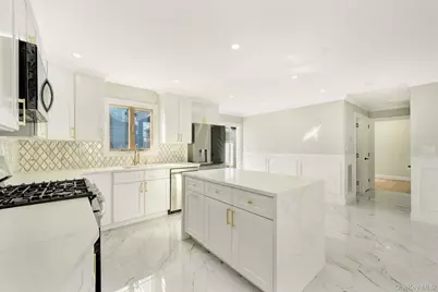 9 Park E, New Hyde Park, NY 11040 - Photo 13