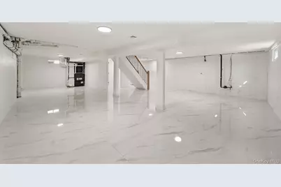 9 Park E, New Hyde Park, NY 11040 - Photo 29