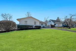 10 Sutton Pl, Ronkonkoma, NY 11779 - Photo 11