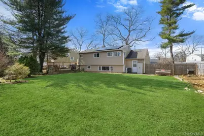 34 Foxwood Drive E, Huntington Station, NY 11746 - Photo 31
