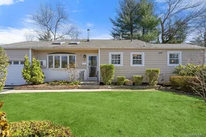 34 Foxwood Drive E, Huntington Station, NY 11746 - Photo 3