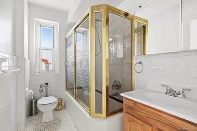 601 Pelham Parkway N #106, Bronx, NY 10467 - Photo 9