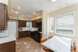 24 Welwyn Rd, Great Neck, NY 11021 - Photo 11