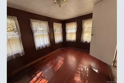 647 S Drury Lane, Rock Tavern, NY 12549 - Photo 5