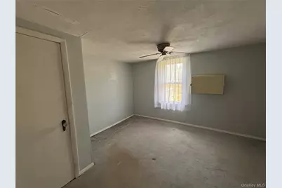 647 S Drury Lane, Rock Tavern, NY 12549 - Photo 13