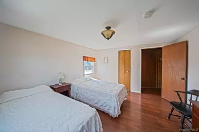 7 Woodpecker Lane, Levittown, NY 11756 - Photo 23