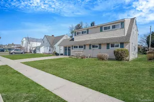 7 Woodpecker Ln, Levittown, NY 11756 - Photo 3