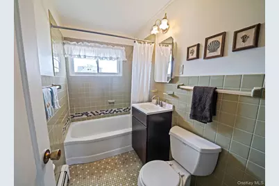 7 Woodpecker Lane, Levittown, NY 11756 - Photo 15