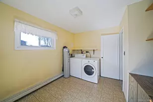 7 Woodpecker Ln, Levittown, NY 11756 - Photo 13