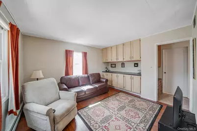 7 Woodpecker Lane, Levittown, NY 11756 - Photo 9