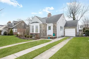 124 Greystone Rd, Rockville Centre, NY 11570 - Photo 3