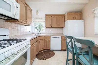 65 Jarvis Place, Lynbrook, NY 11563 - Photo 11