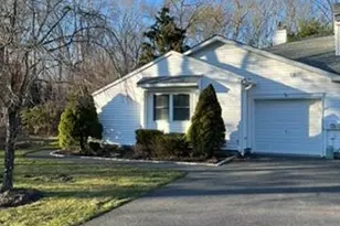 33 Bass Ct, Manorville, NY 11949 - Photo 3