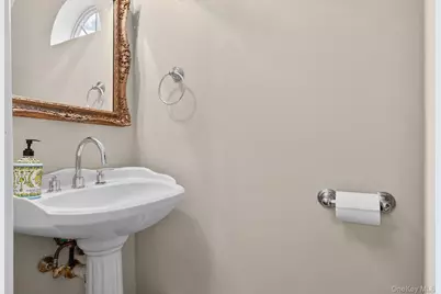 9 Oxford Court, Wheatley Heights, NY 11798 - Photo 19