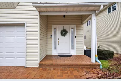 9 Oxford Court, Wheatley Heights, NY 11798 - Photo 3