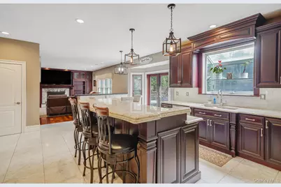 8 Kimberly Court, Manorville, NY 11949 - Photo 5