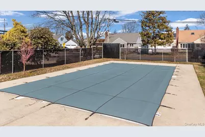 11 Edmunton Dr #E5, North Babylon, NY 11703 - Photo 15