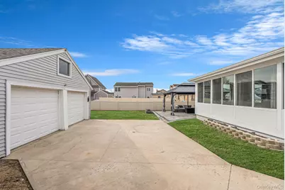 244 S Bayview Avenue, Amityville, NY 11701 - Photo 31